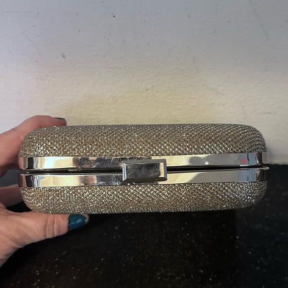 Jessica McClintock Purse Hard Case Evening Bag w/ Chain Strap Silver Glitter - Picture 2 of 5